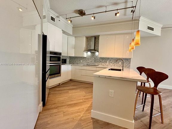 4th image of 3001 NE 185th St APT 516
