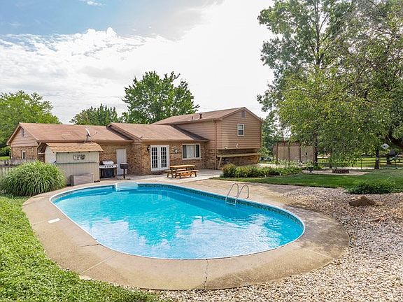 4th image of 837 Niewahner Dr