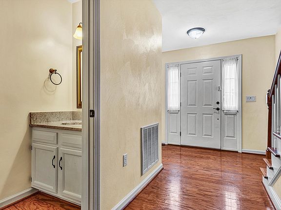 2nd image of 7909 Sequoia Dr