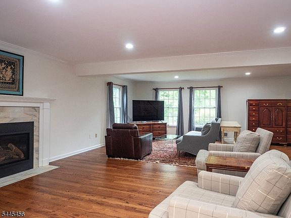 5th image of 112 Victoria Dr
