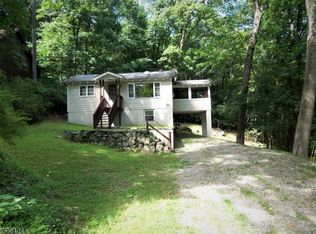 39 Onteora Rd, Highland Lakes, NJ 07422