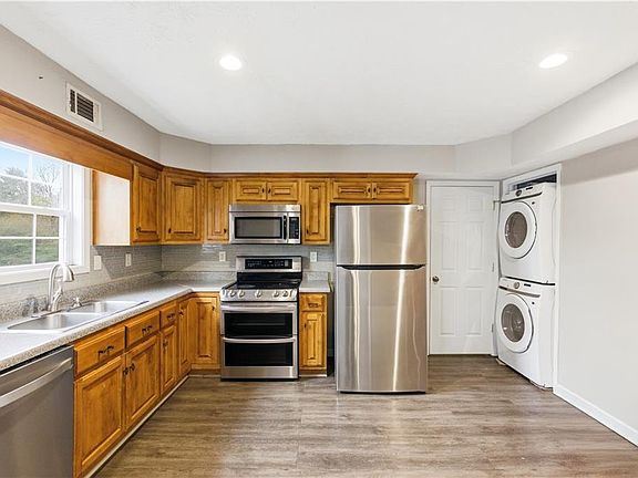 3rd image of 284 Oak Rdg