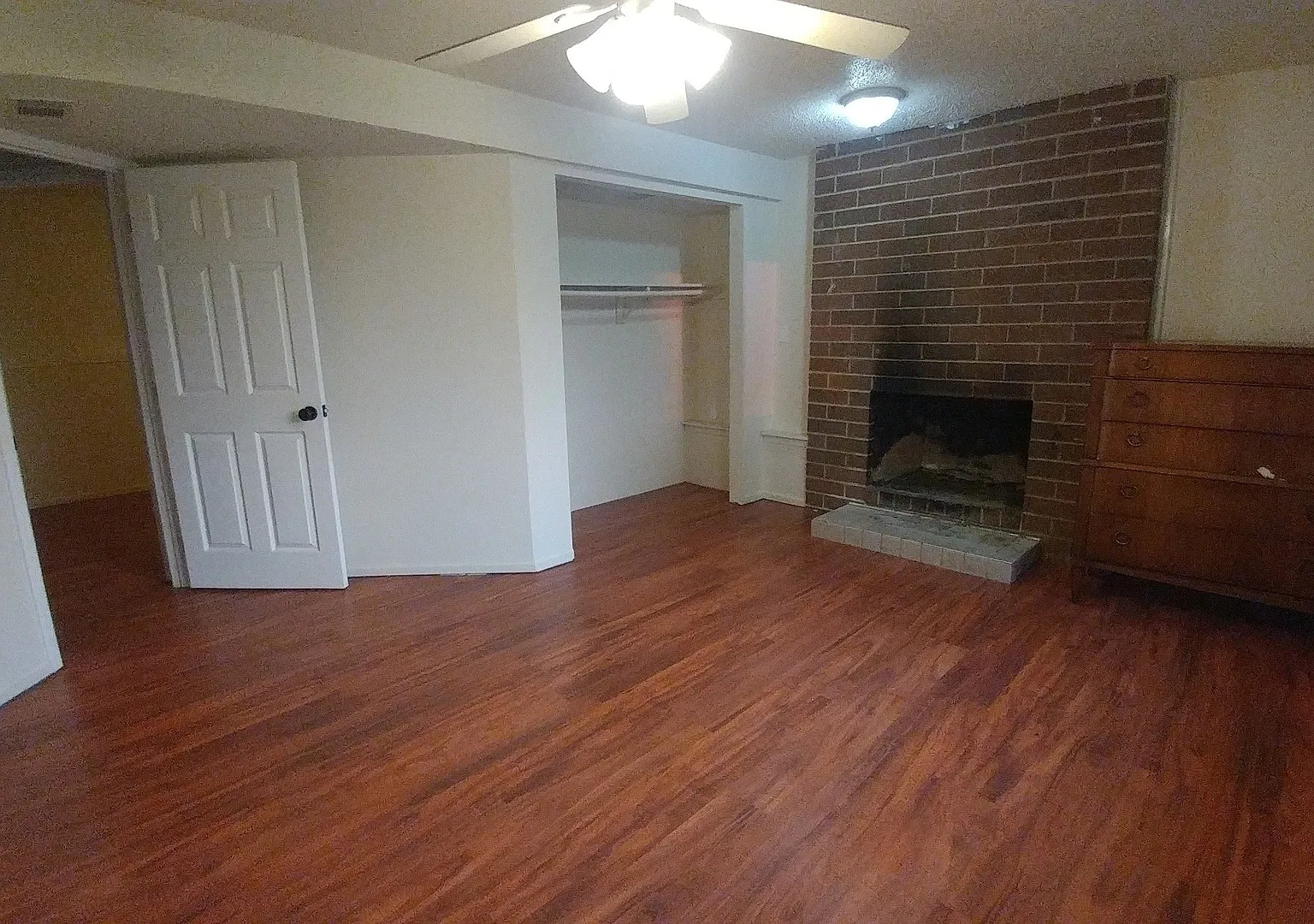 HUGE 6 Bedroom House! 2 Kitchens and 4 Separate Entrances Fully Fenced Yard and Pets Welcome — Photo 4