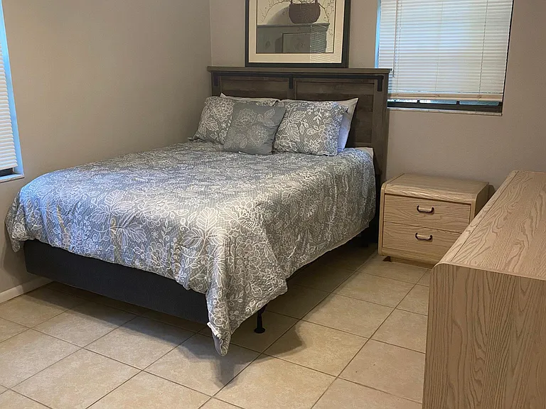 2nd bedroom w/Queen bed