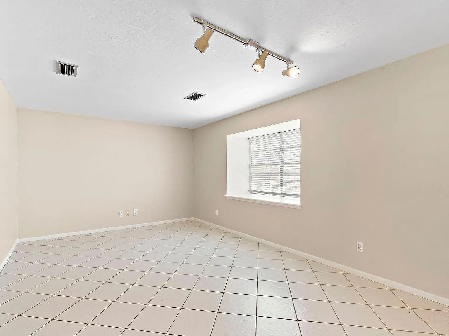 3 bed, 2.0 bath, 1233 sqft, $1,925 — Photo 4