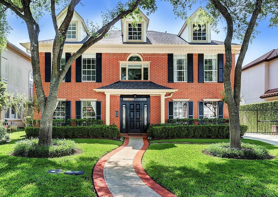A beautiful Georgian from the 1990's made of brick veneer is situated ideally on one of the most prestigious streets in city of Bellaire. Short walk to Mulberry Park. Evelyn park just south off of Bellaire Boulevard.