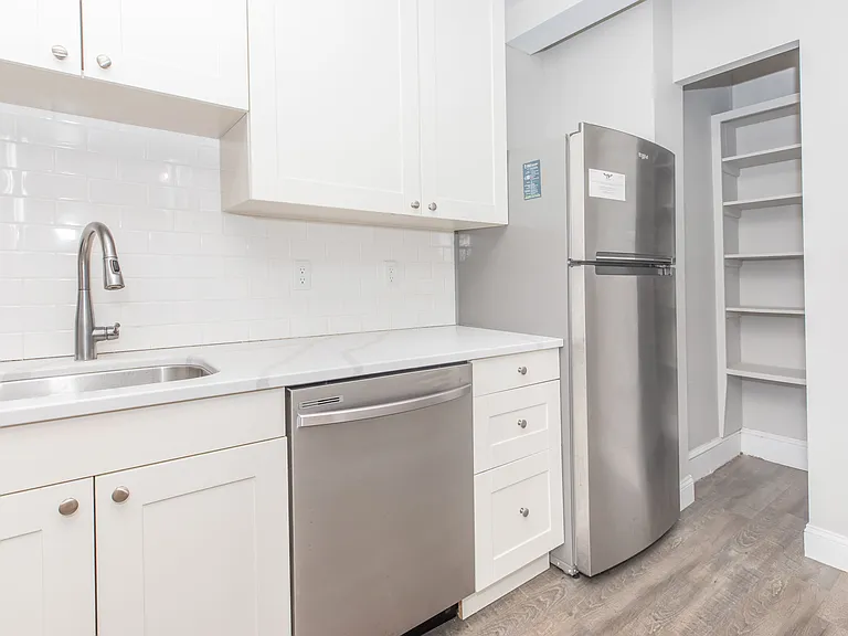Raymond Apartments — Photo 8