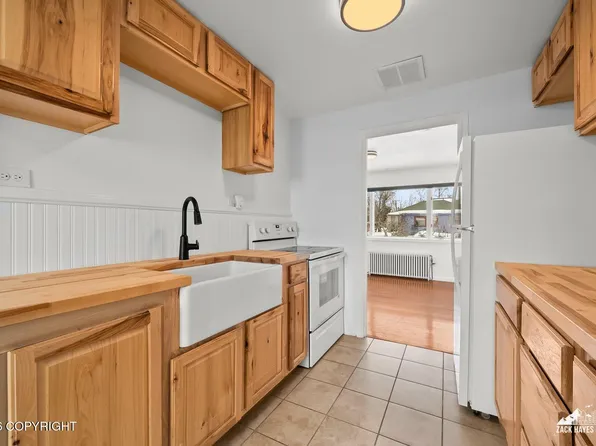 1026 P St #7, Anchorage, AK 99501