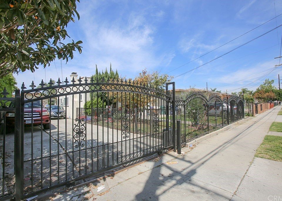 1st image of 10521 S Grevillea Ave