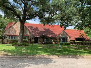 2 Legend Ln, Houston, TX 77024