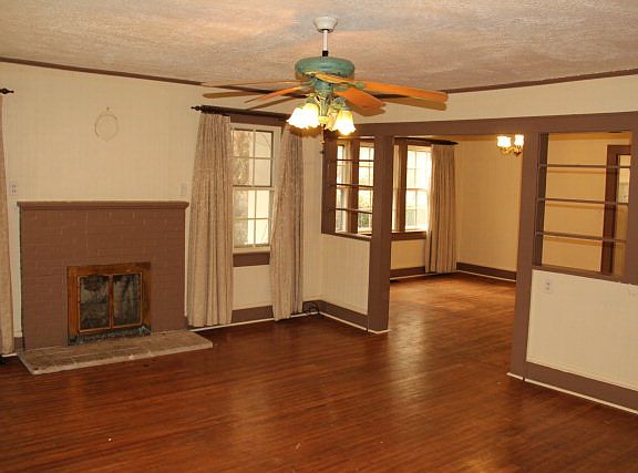 3rd image of 220 Brook Ln