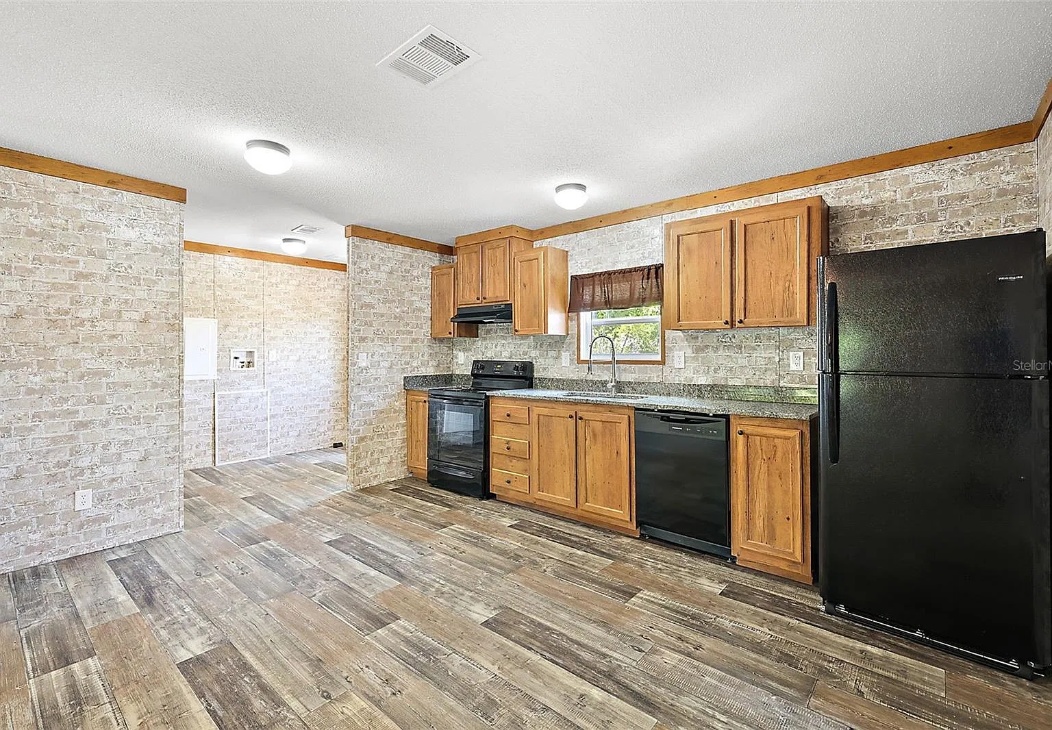 3 bed, 1155 sqft, $1,650 — Photo 3