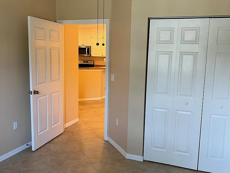 413 28th St W — Photo 22