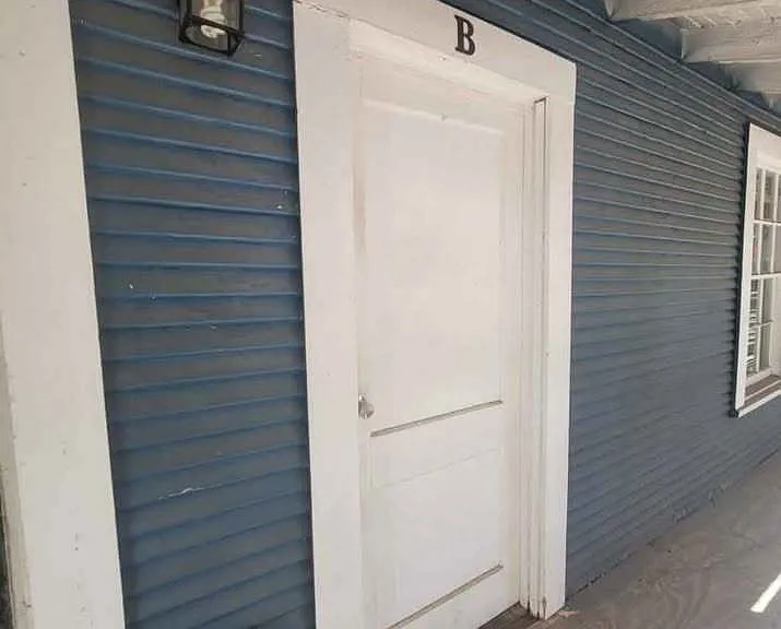 703 W Houston St #B — Photo 2