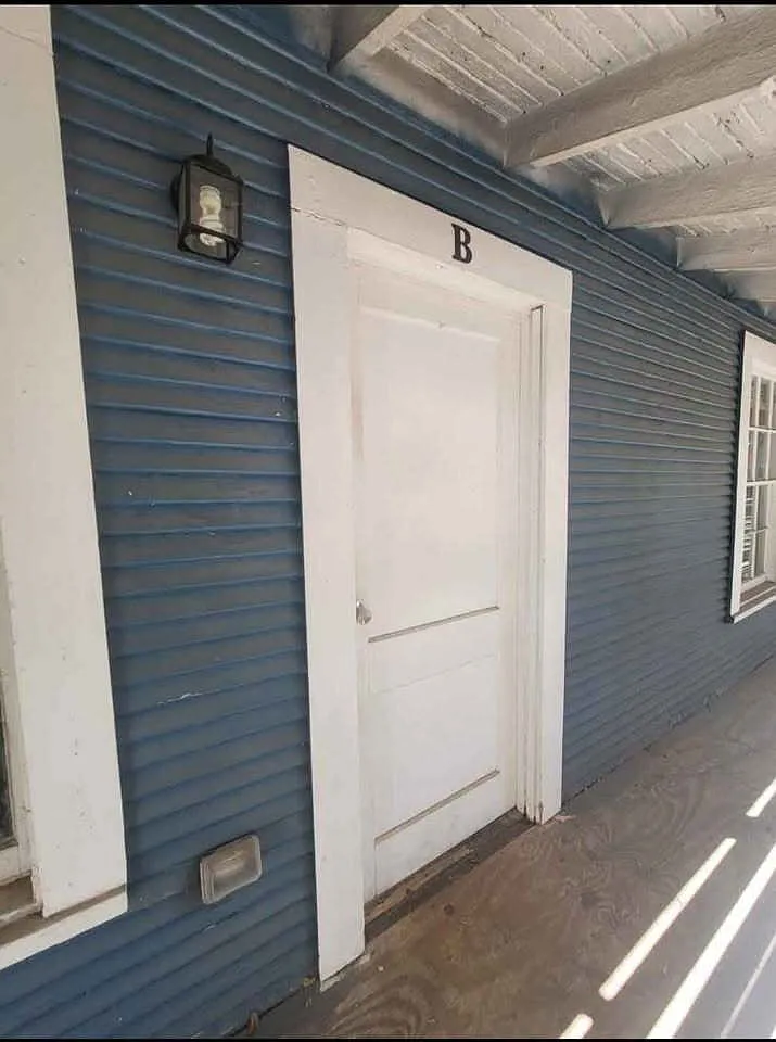 Building Photo - 703 W Houston St #B
