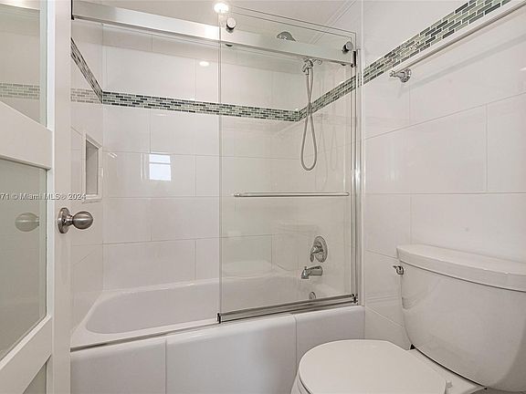 2nd image of 6900 Bay Dr APT 10