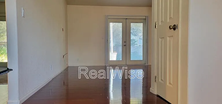 1267 Ironwood Dr — Photo 3