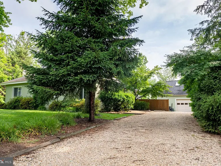 2031 Hillside Dr — Photo 3