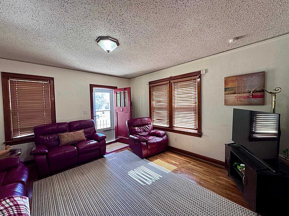 4th image of 402 W 15th St