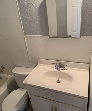 4th image of 5801 Lawrence Blvd APT A