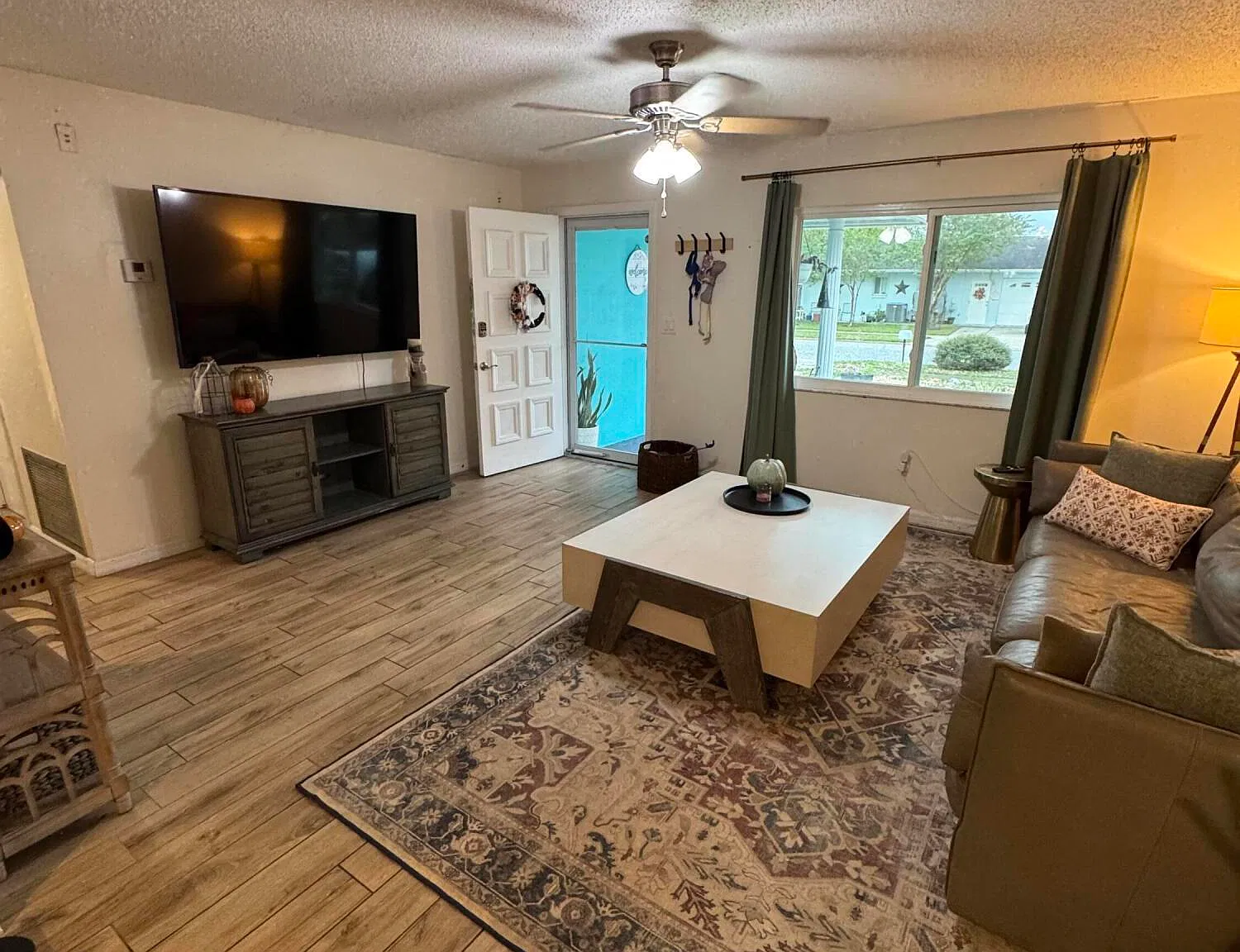 3 bed, 2.0 bath, 1267 sqft, $2,400 — Photo 4