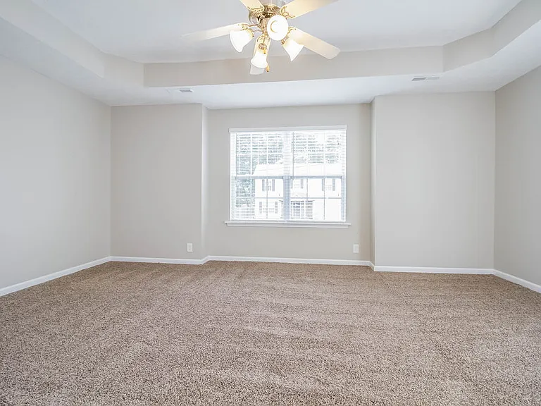 222 Niagra Ln — Photo 8