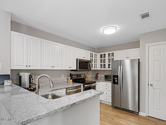 5th image of 4122 Breezewood Dr APT 201