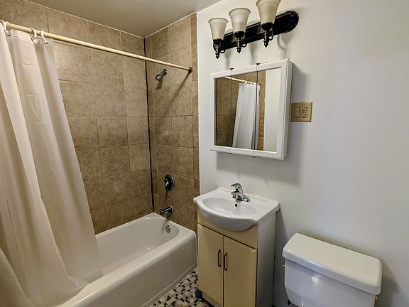 5th image of 2211 W Touhy Ave APT A2