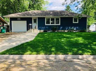 1615 11th St E, Glencoe, MN 55336