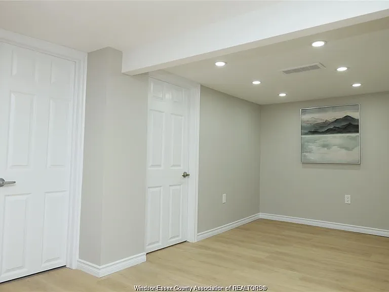 935 Langlois Ave #LOWER — Photo 5