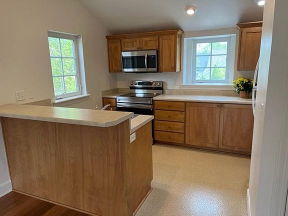 3rd image of 220 Nunan St #B