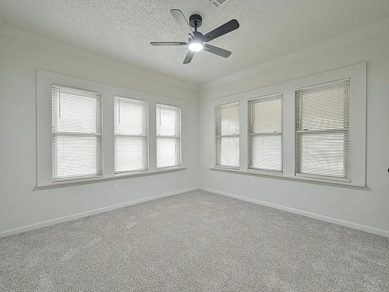 1017 NE 16th St — Photo 31