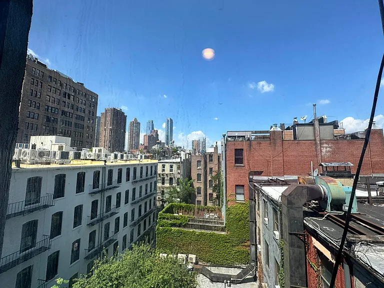 352 W 46th St #5C — Photo 4