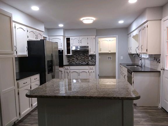 5th image of 2777 New London Dr