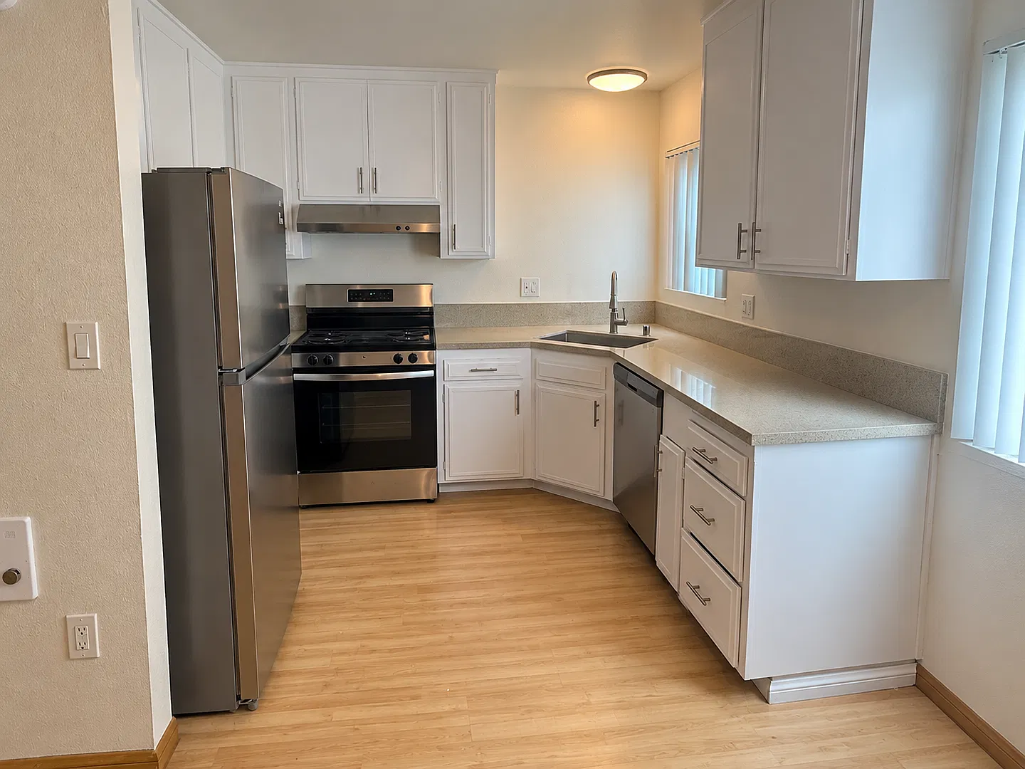 Pacific Beach -Great 2br/1ba Lower Unit W/Parking & Coin Laundry — Photo 4