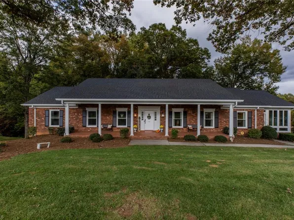 1114 Brookwood Dr, Wilkesboro, NC 28697