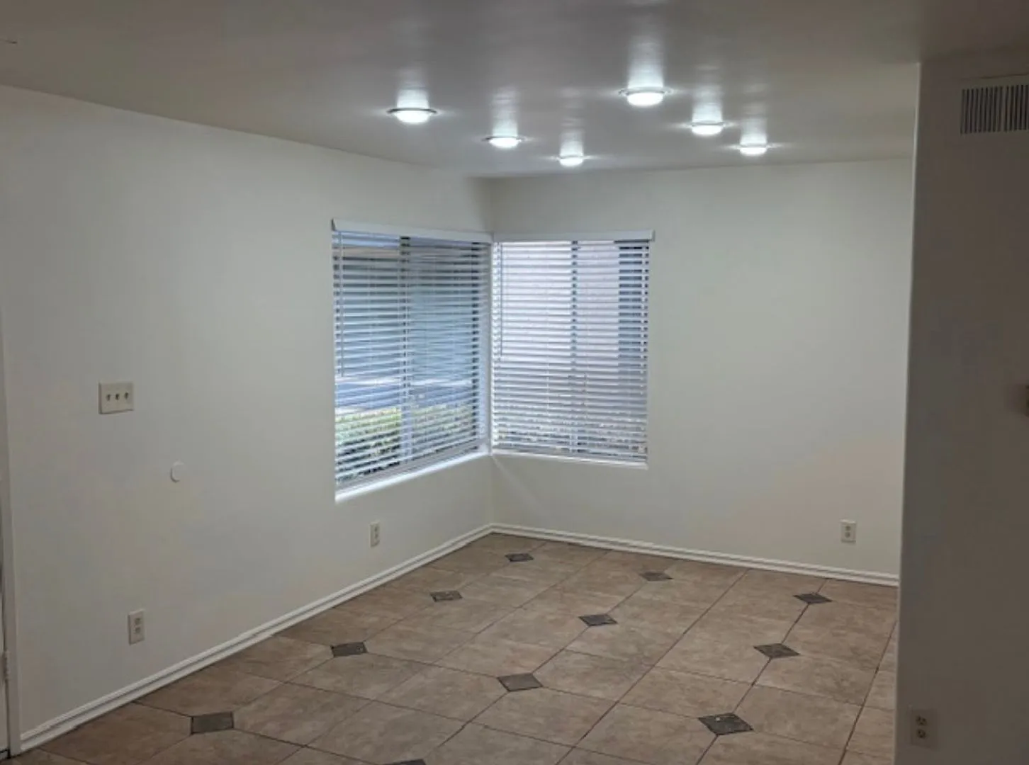 Half off 1st Month Rent!! Extra large 3bd/2ba 2 story townhome with patio/backyard — Photo 4