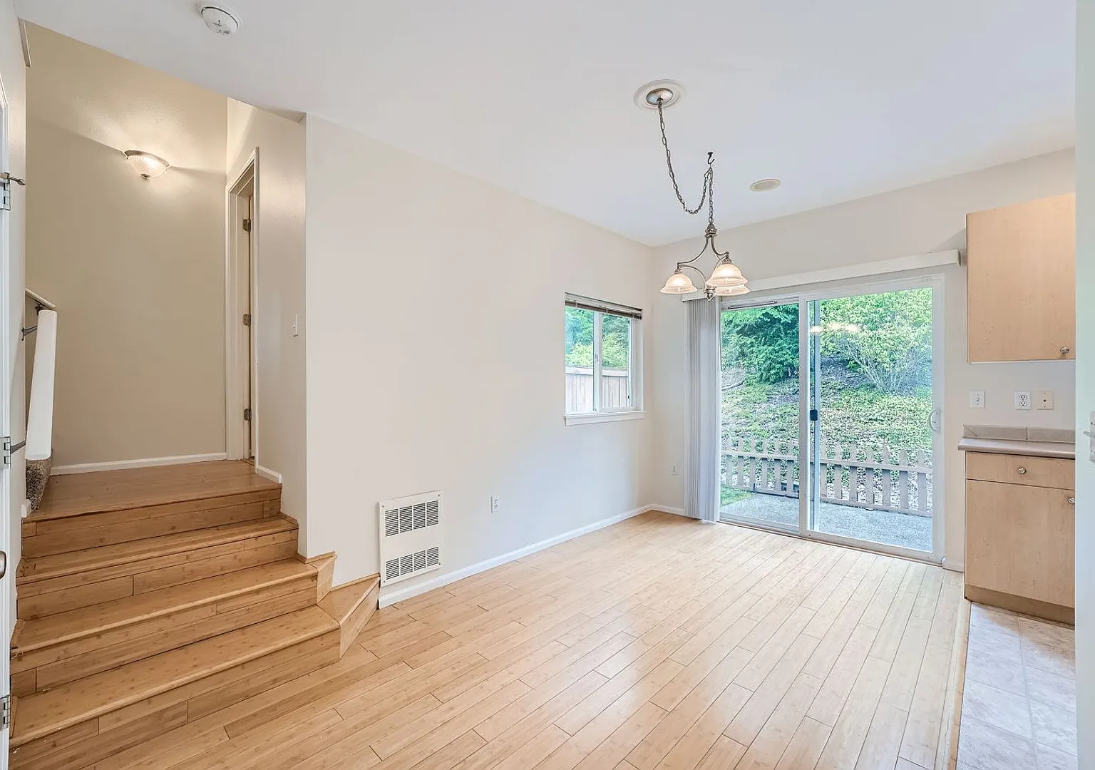 3bed/2.5 End Townhome Unit with Attached Garage in Renton! — Photo 4