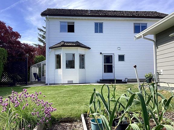 3rd image of 1 Sylvan Cres