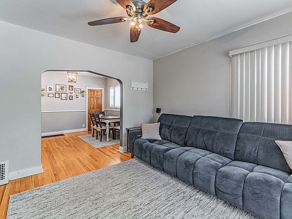 3rd image of 5138 W Addison St