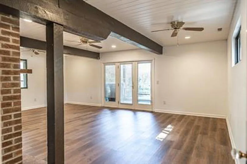 4 bed, 3.0 bath, 2205 sqft, $2,400 — Photo 3