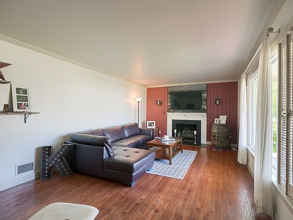 3rd image of 2127 Griffith Pl W