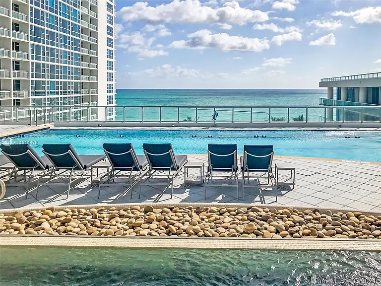 6801 Collins Ave #LPH14 — Photo 29