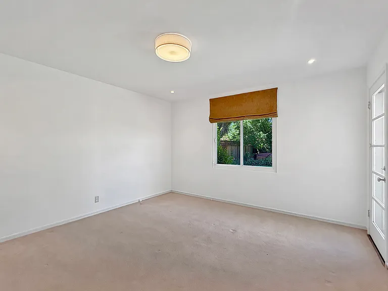 950 Olive St — Photo 32