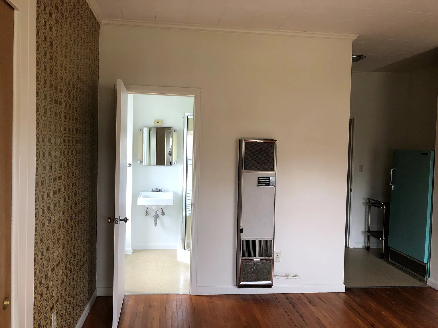 Studio, 350 sqft, $600 — Photo 3