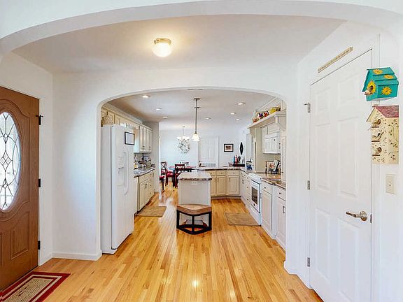 2nd image of 531 Desfosses Ave