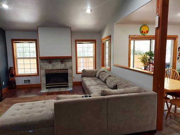 4th image of 528 Campanula Ave
