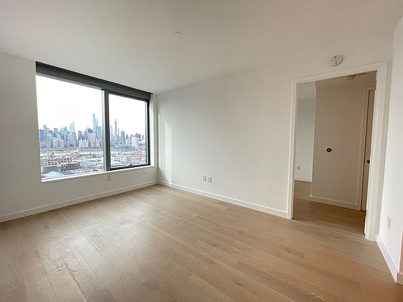 3rd image of 3 Court Sq APT 2101