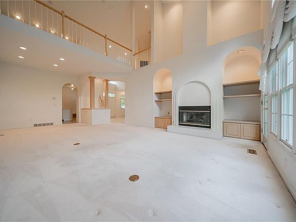 5th image of 120 Greenward Way S #100