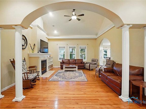 5th image of 810 Barnstable Ln